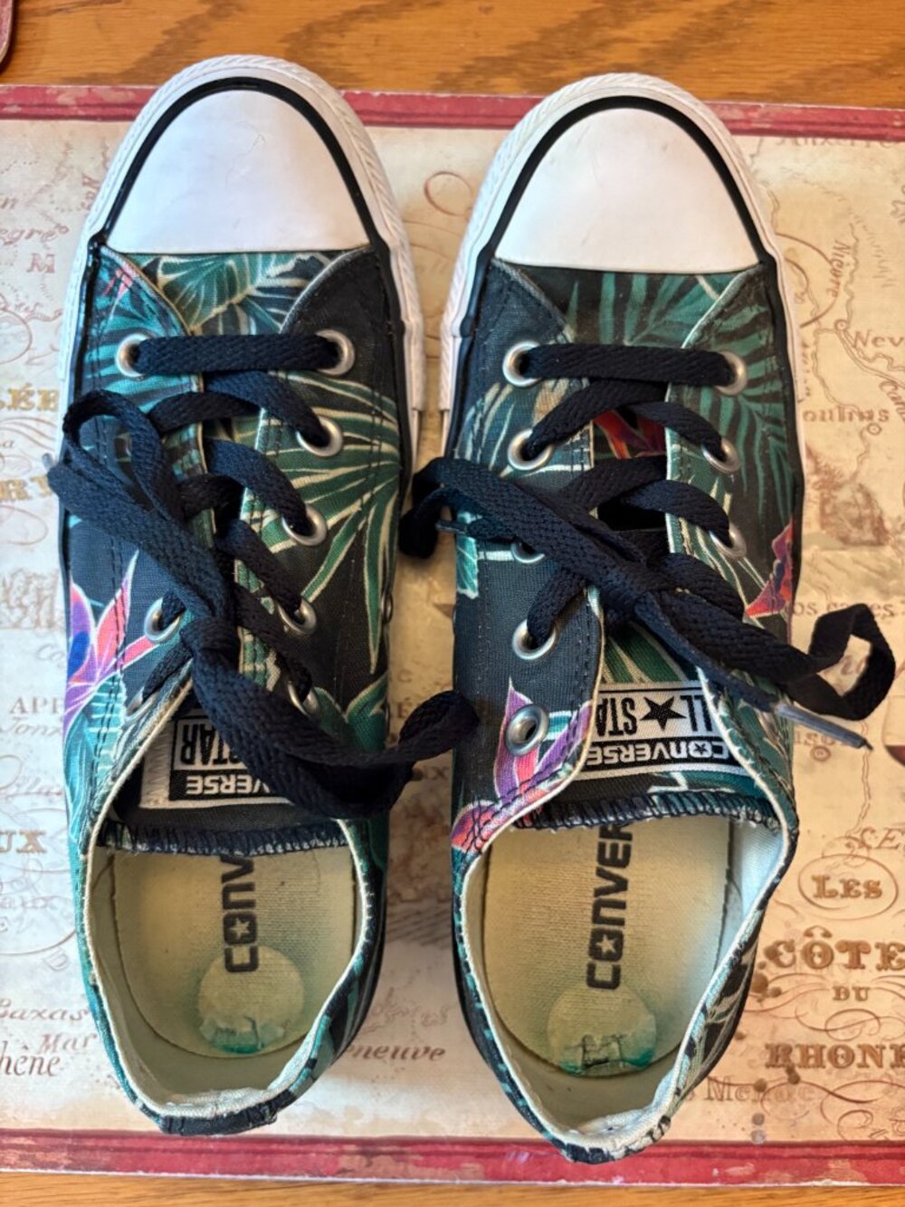 Converse Chuck Taylor All Star Tropical Print Low Tops - Women's Size 6 -CAD $35 - Picture 3 of 3
